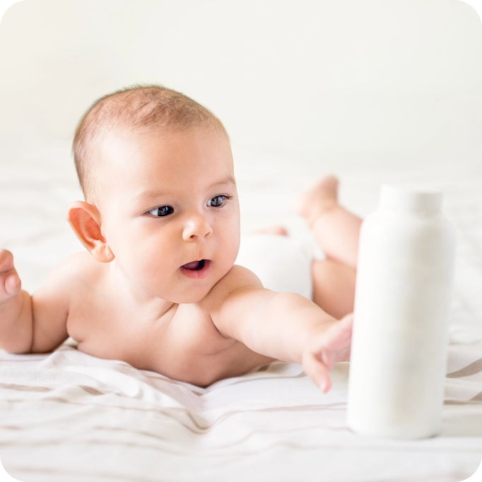 Baby mit Babypflegeprodukte