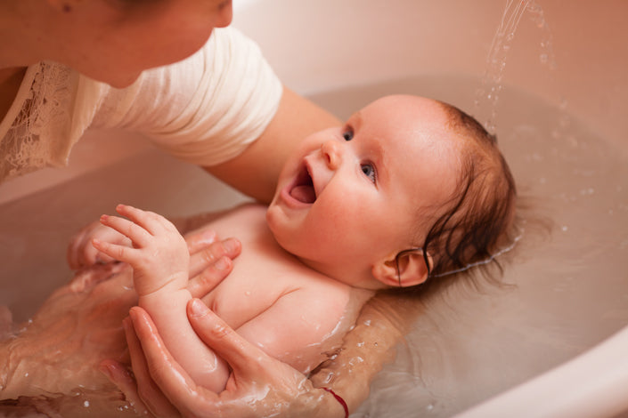 Baby baden: wann, wie und wie oft – so geht es richtig