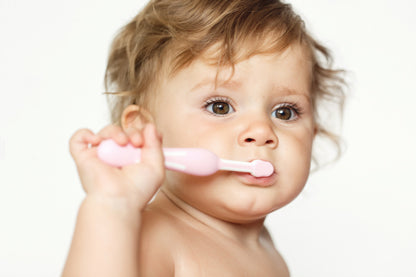 Dem Baby die Zähne putzen: So geht es!
