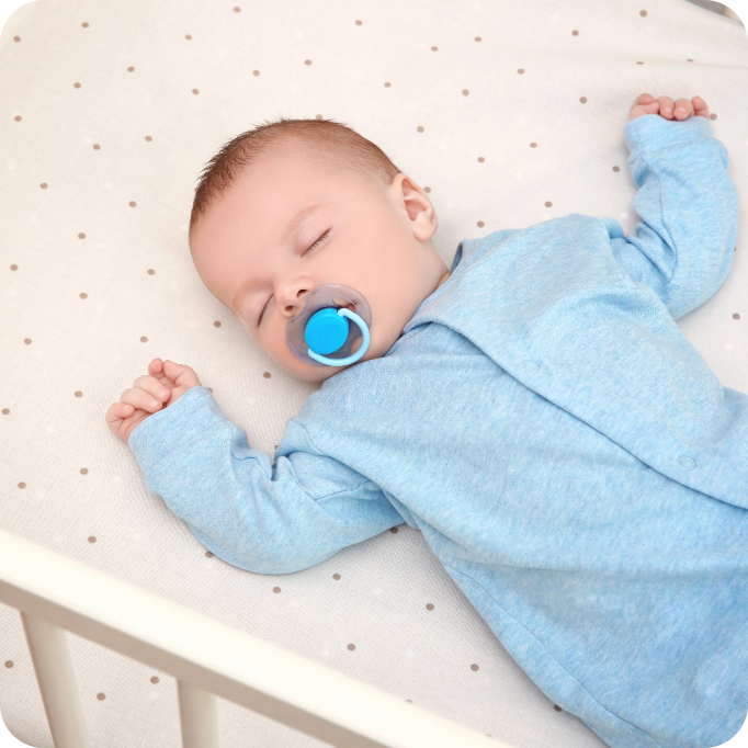 Baby mit Schnuller beim schlafen